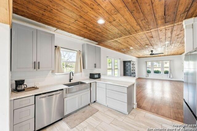 Currently Displayed Property Photo