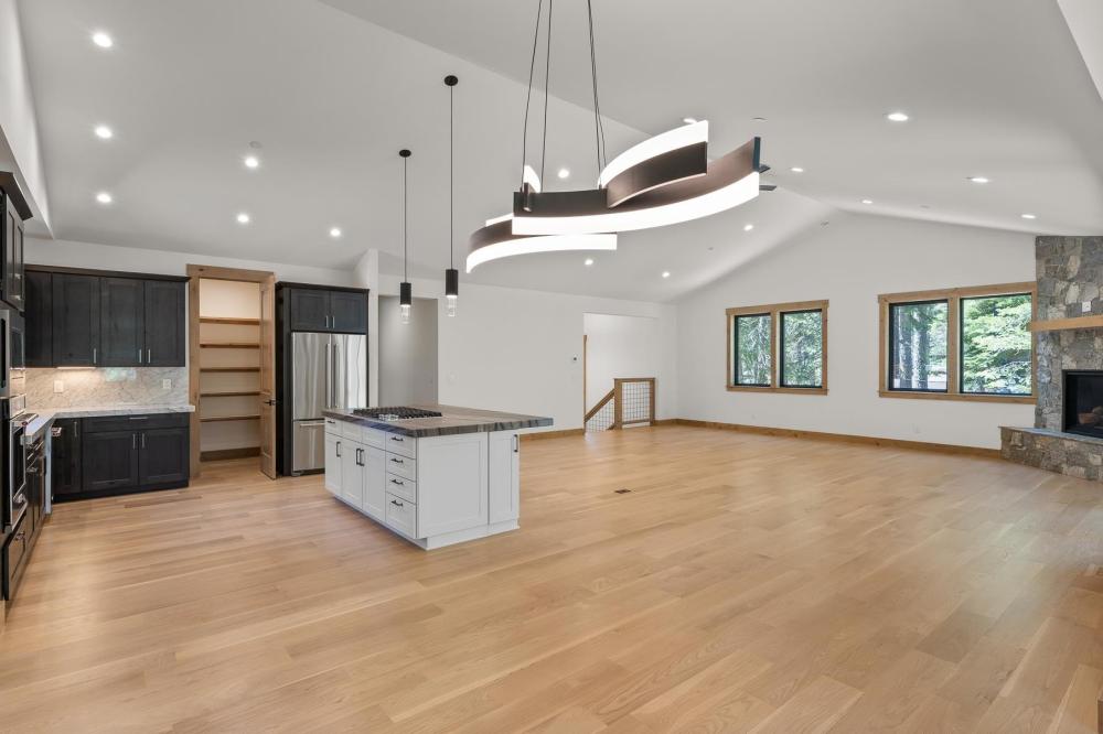 Currently Displayed Property Photo