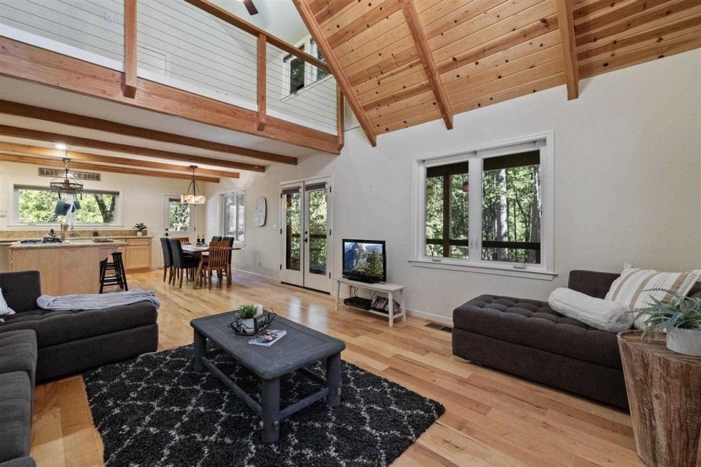 Currently Displayed Property Photo
